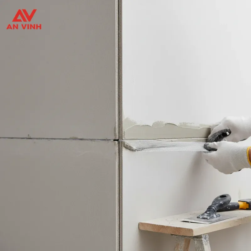 Xử lý mối nối cemboard: Quy trình chuẩn để vách không bị nứt
